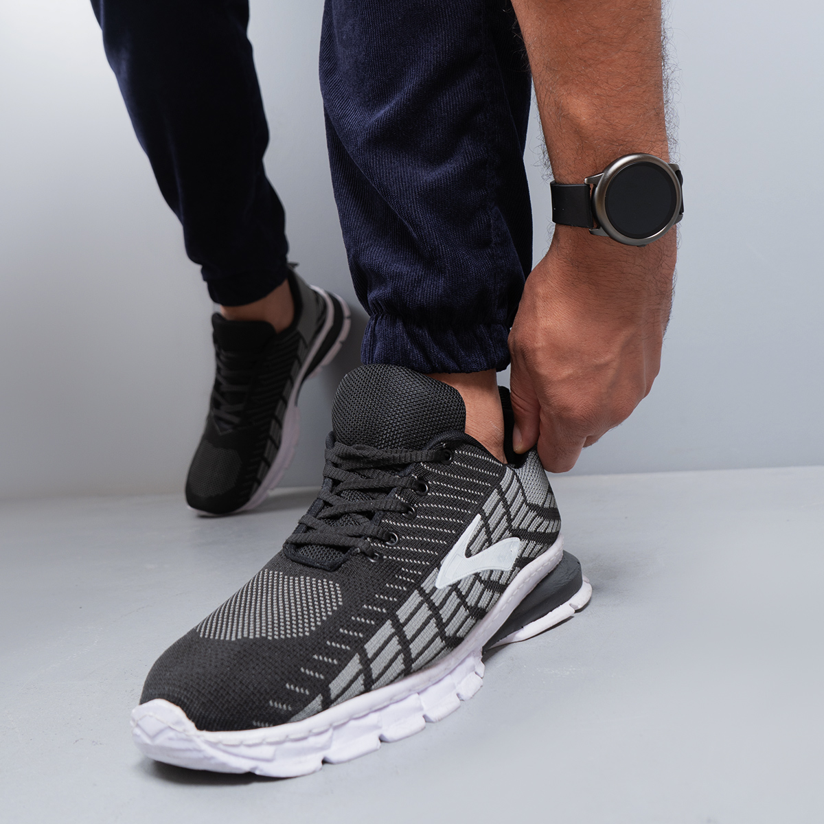 كفش ورزشي مردانه مشكي طوسي مدل Karlos