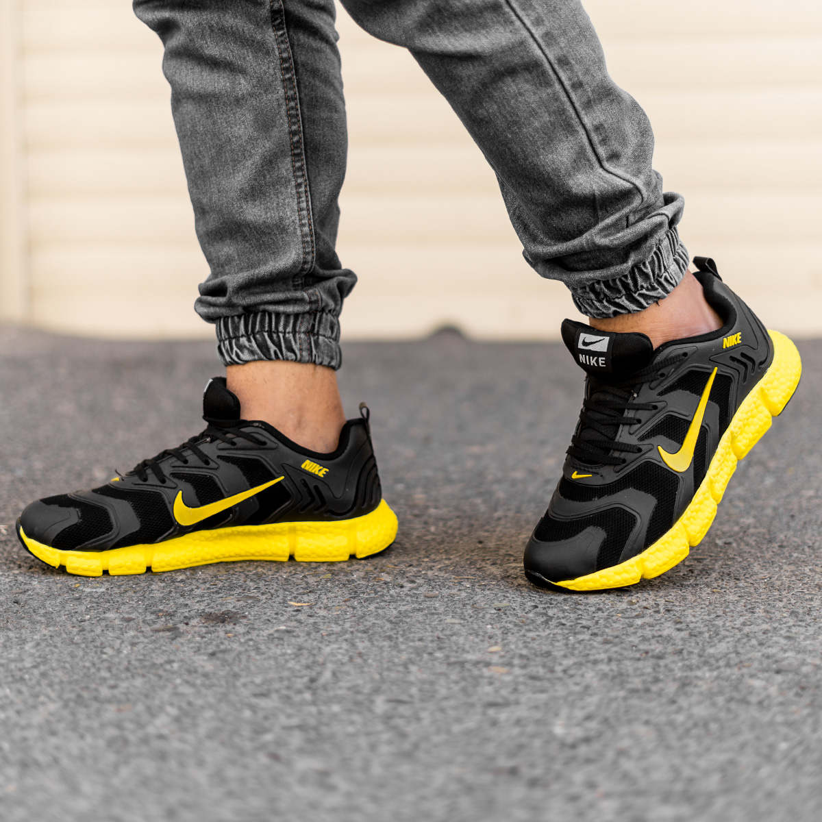 کفش ورزشی Nikeمردانه مشکی زرد مدلArax