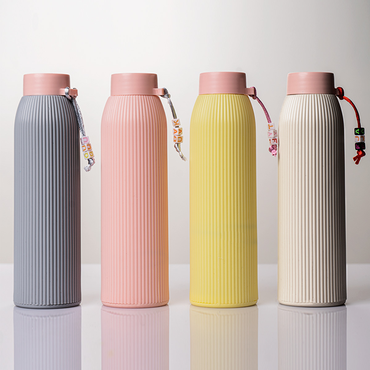 قمقمه آب صورتی آویز دار شیشه ای