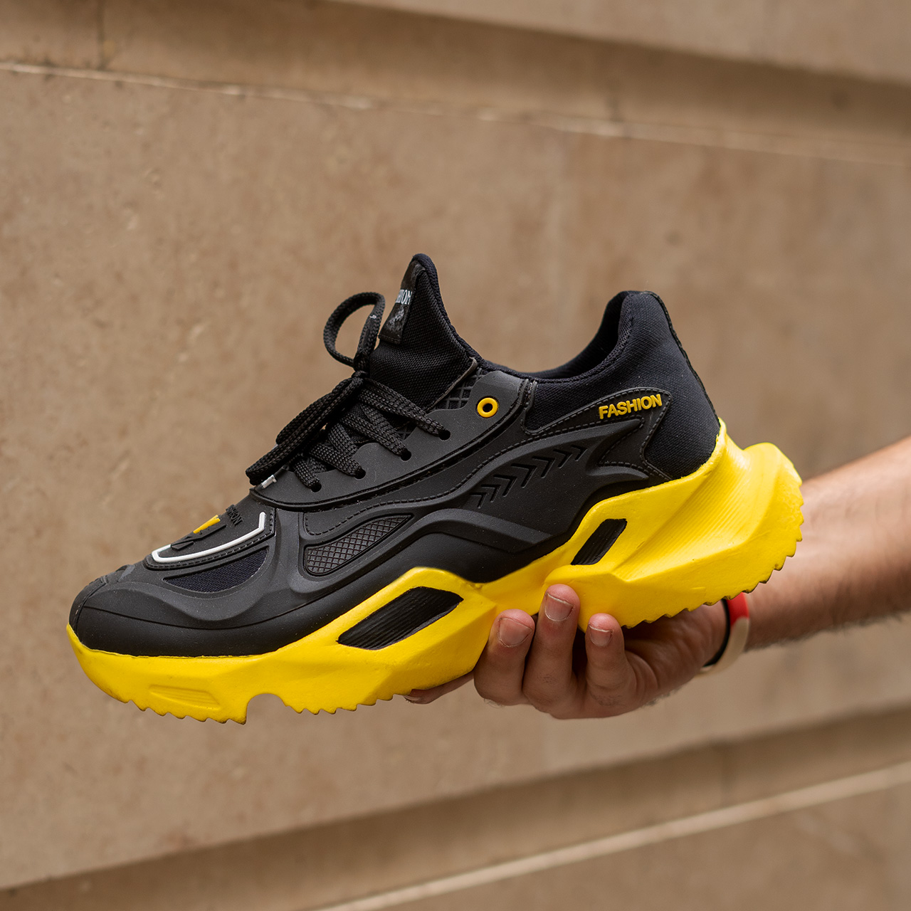 کفش ورزشی زرد مشکی مردانه مدل Y90