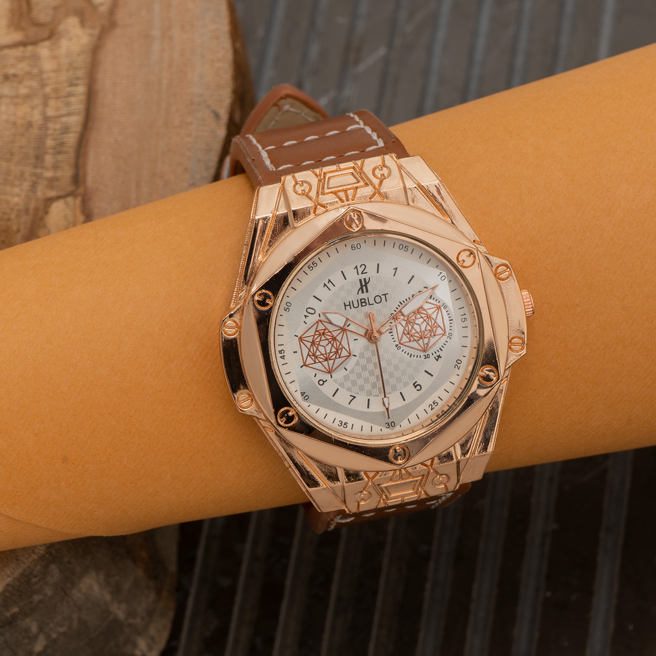 ساعت مچی Hublot قهوه ای قاب طلایی مدل G705