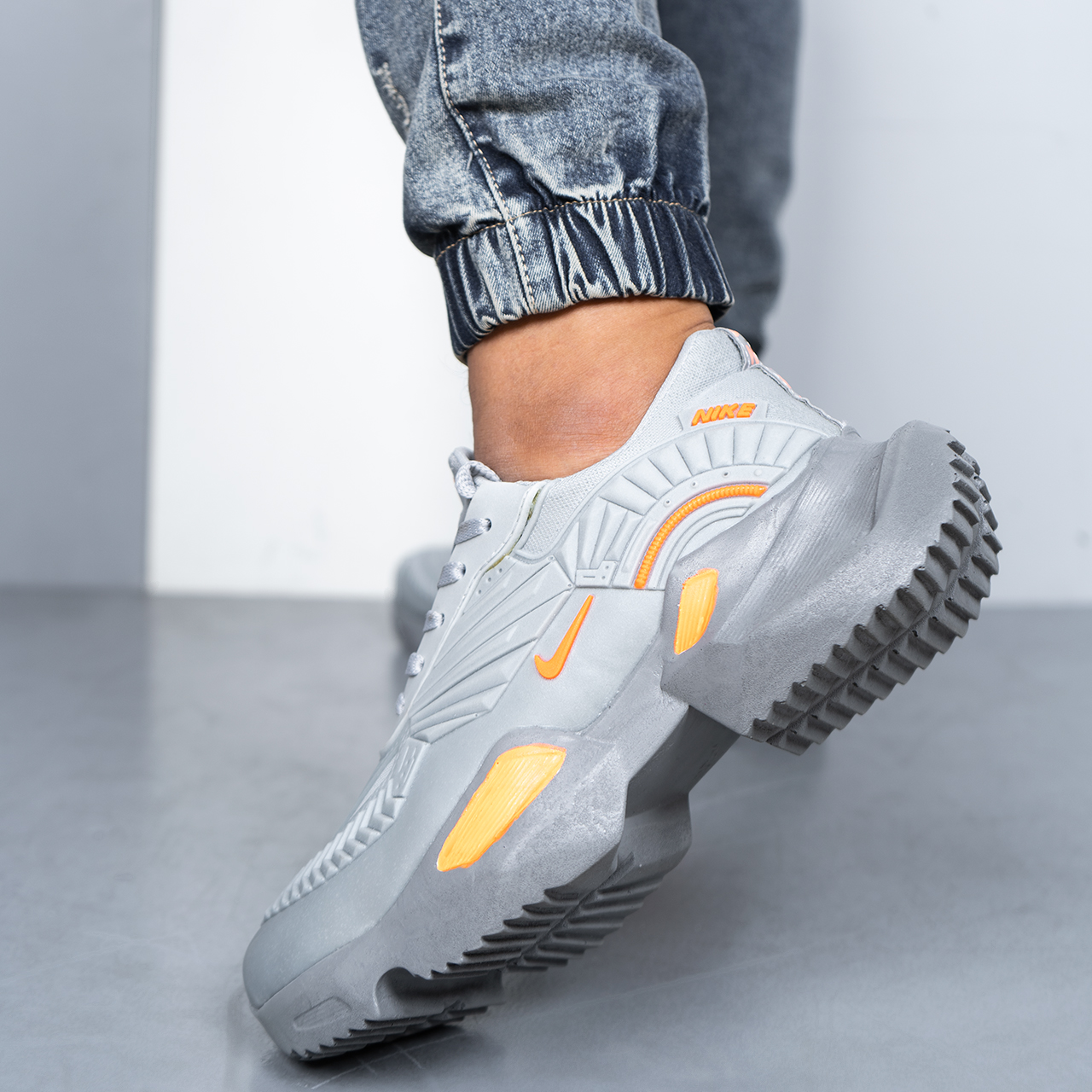 کفش مردانه نایک طوسی نارنجی مدل FANTON