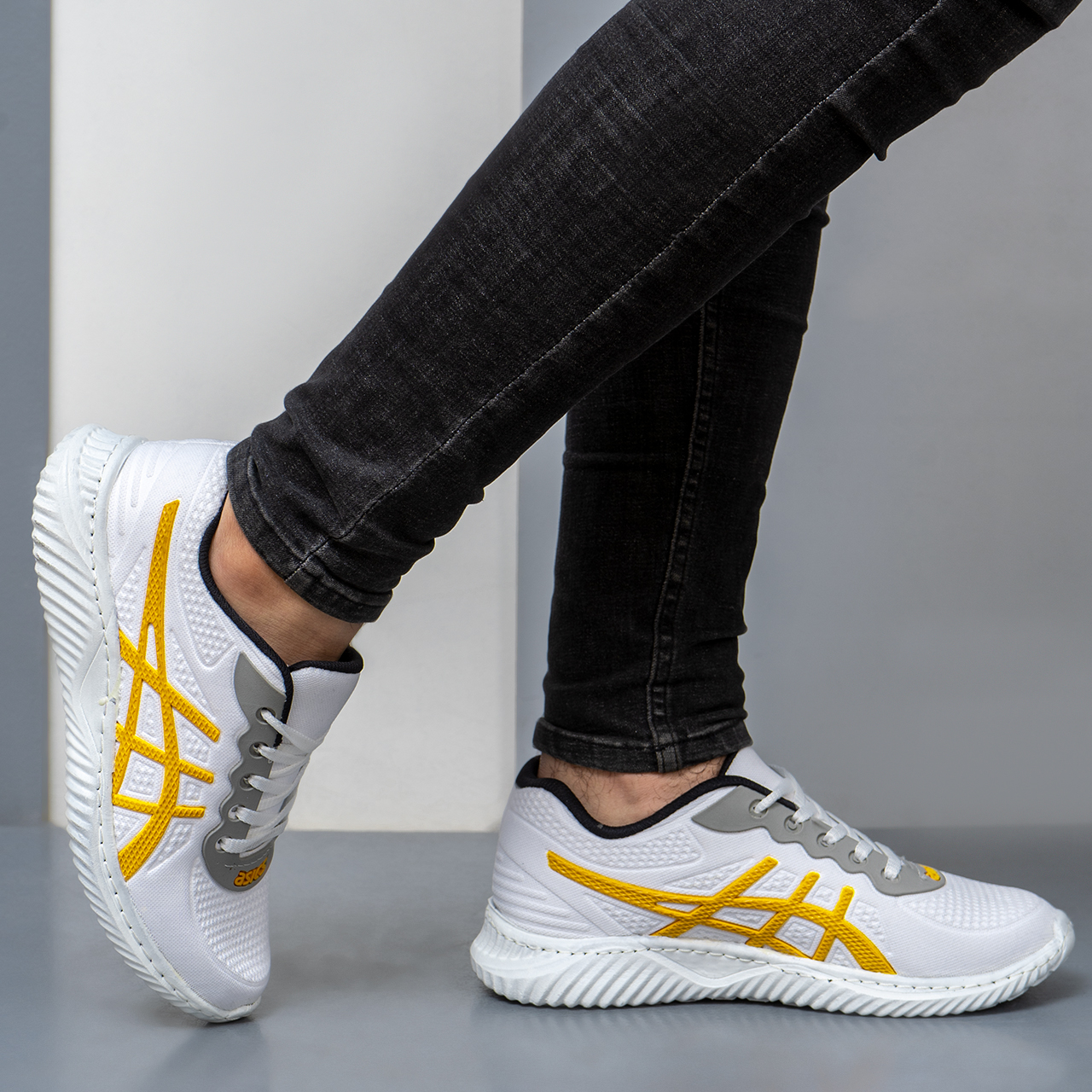 کفش ورزشی مردانه سفید زرد اسیکس(T) مدل E33