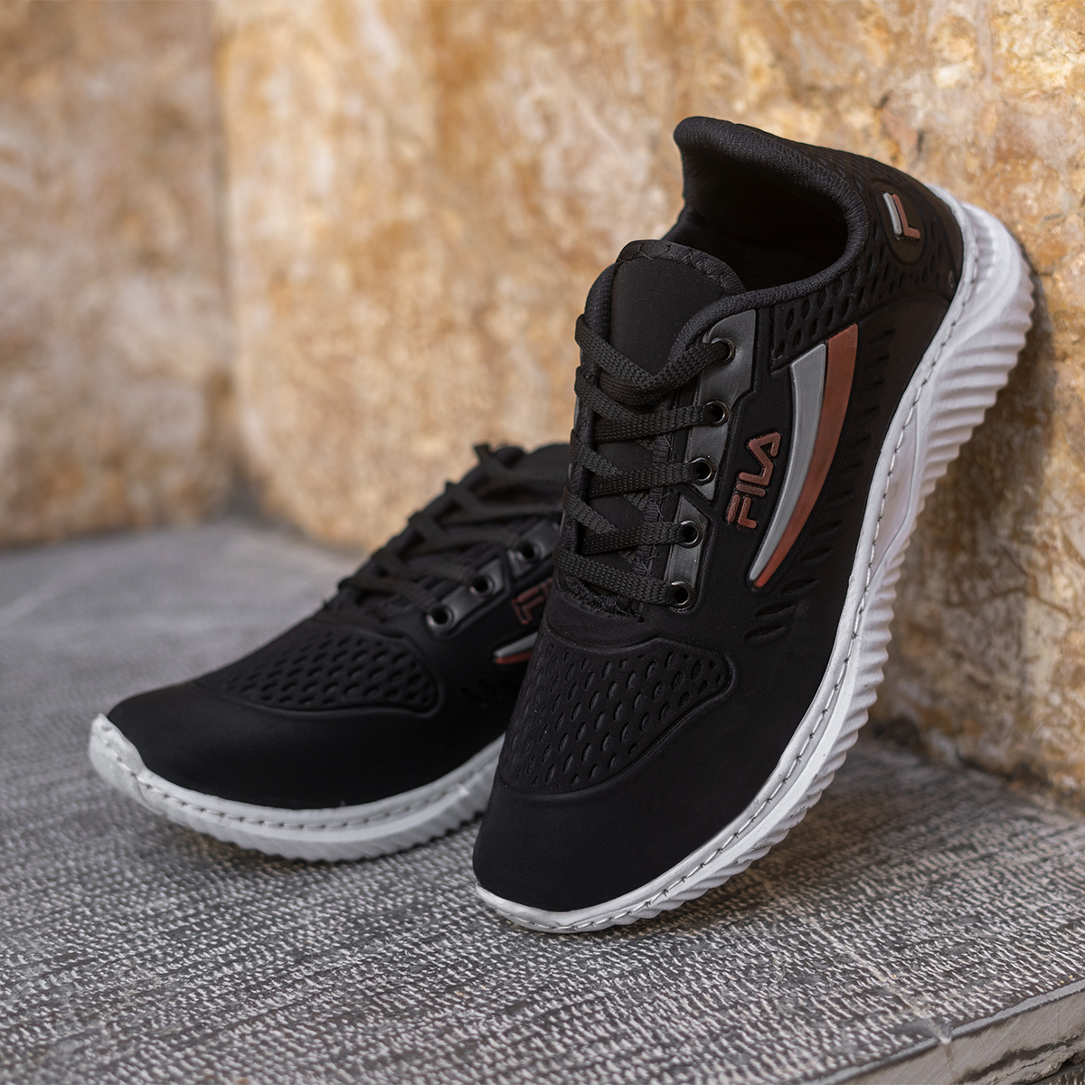 کفش ورزشی مردانه فیلا مشکی مدل Redmin