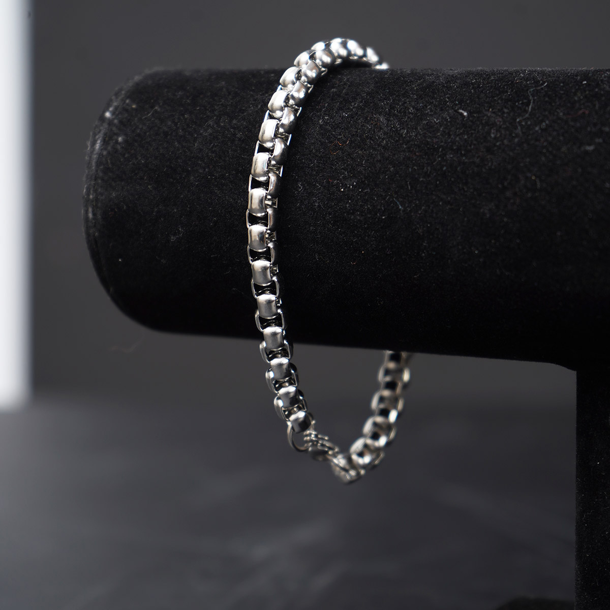 دست بند نقره‌ای مدل S22