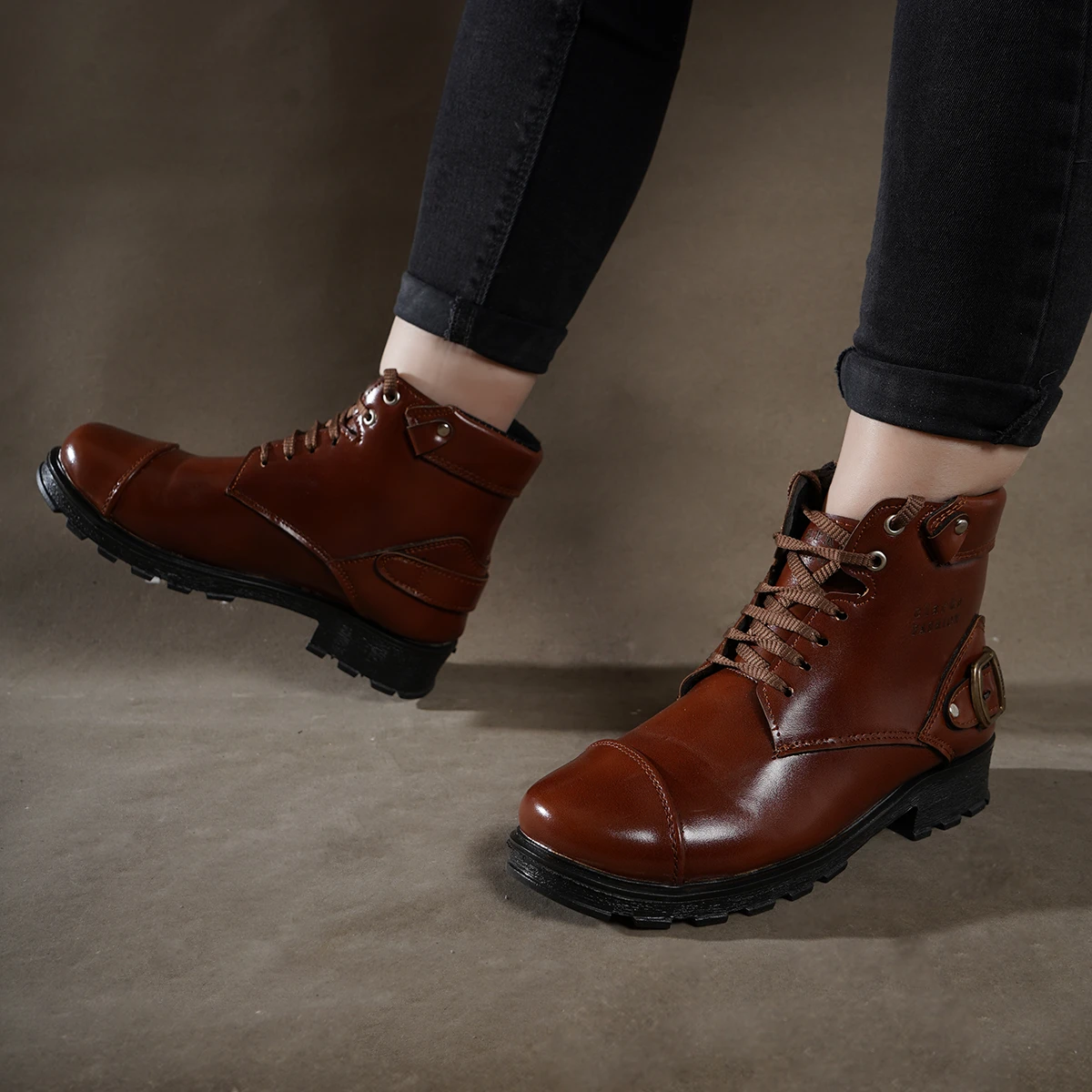 نیم بوت زنانه سگک دار بندی قهوه‌ای مدل Farnosh