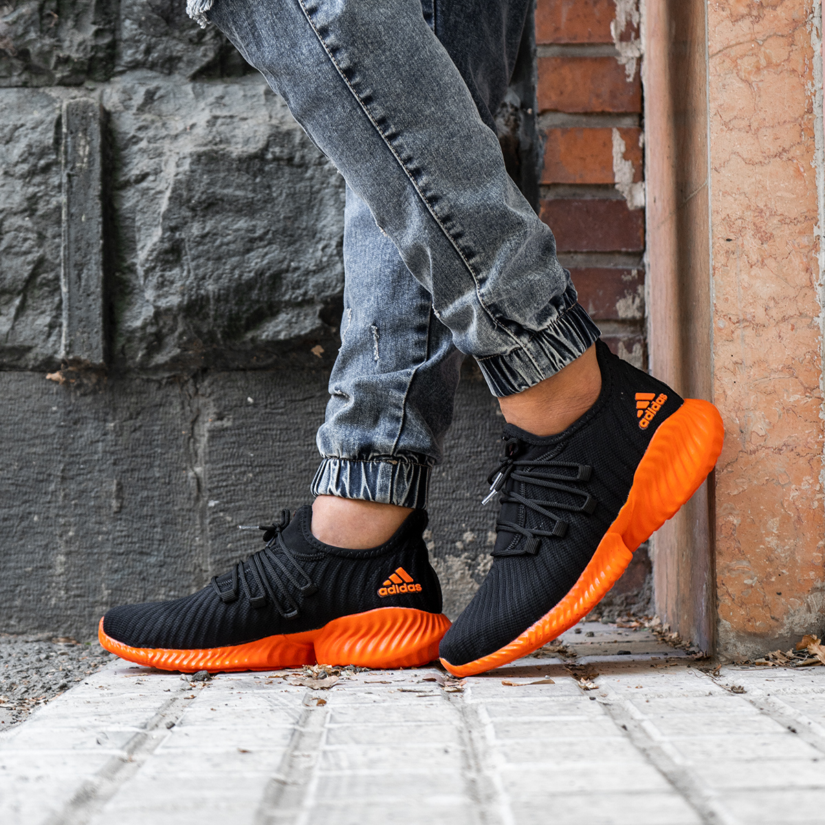 کفش ورزشی Adidas مردانه مشکی زیره نارنجی مدل River