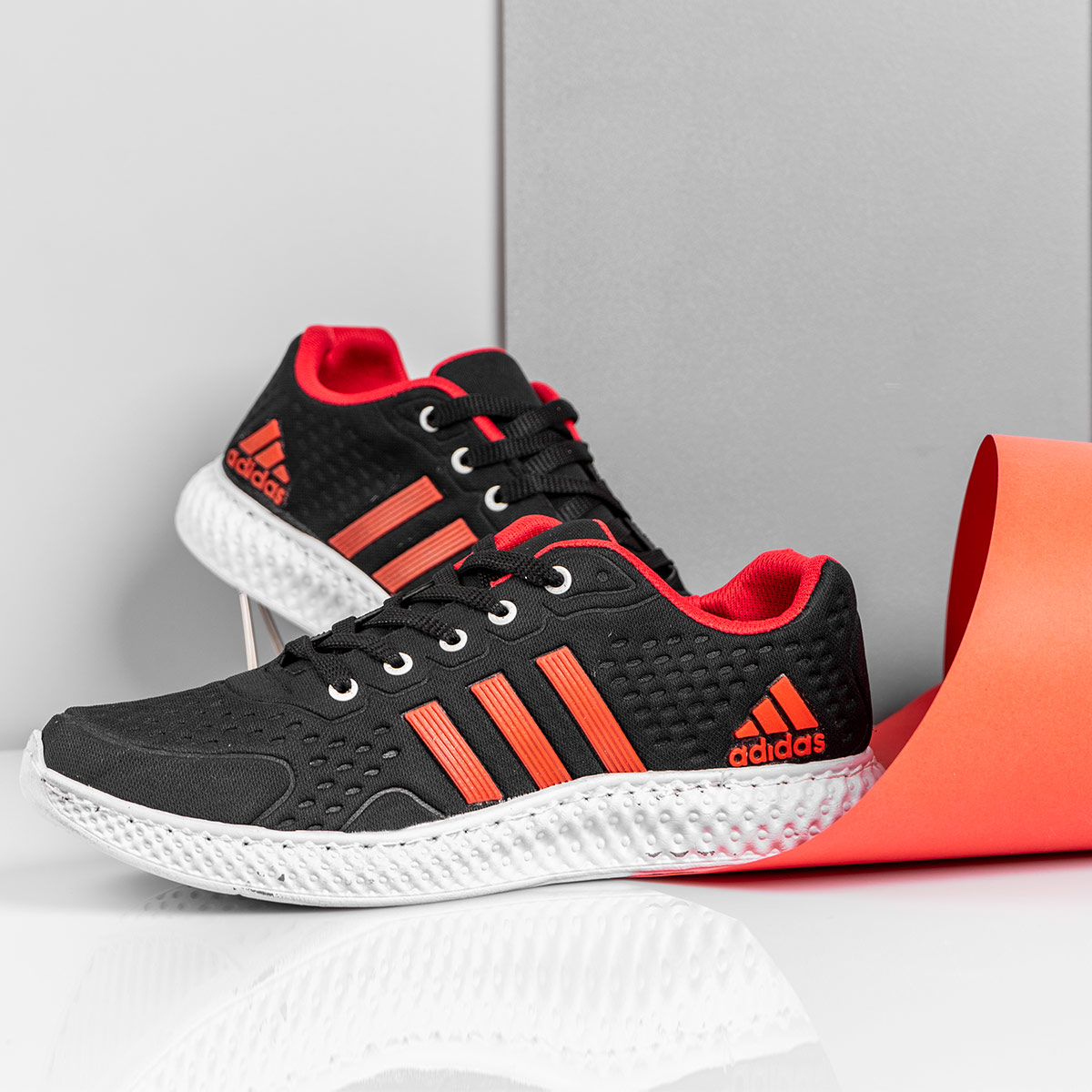 کفش ورزشی Adidas مردانه مشکی قرمز مدل Sisam(T)
